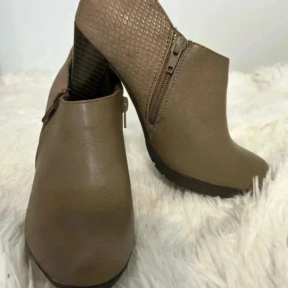 Size 6.‎ Whitemt. Shoes. Great preowned condition. - Picture 10 of 10